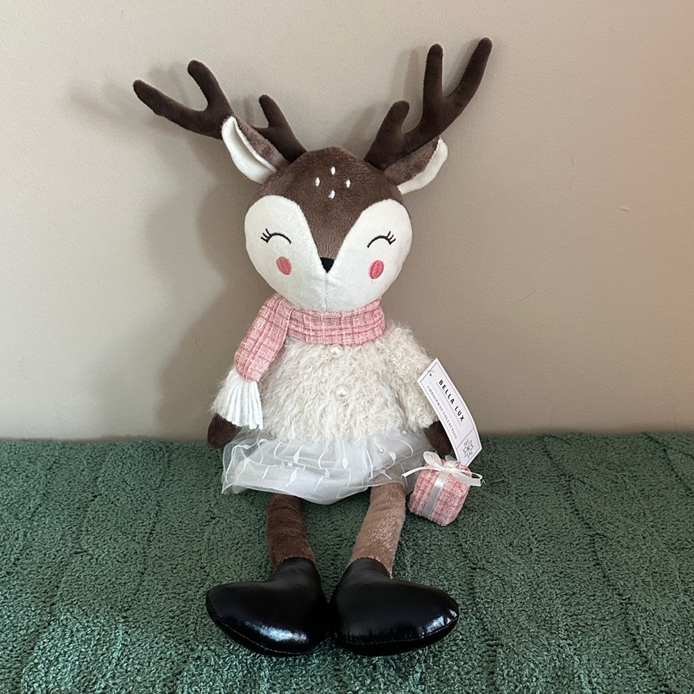 Bella Lux Holiday Christmas Reindeer Plush Decor So Cute! NEW!